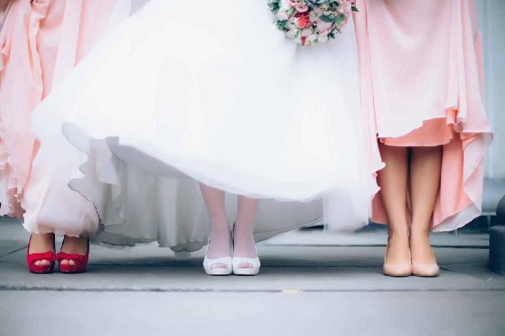 Elegancja i wygoda, czyli jak wybrać idealne buty na swój ślub i wesele?